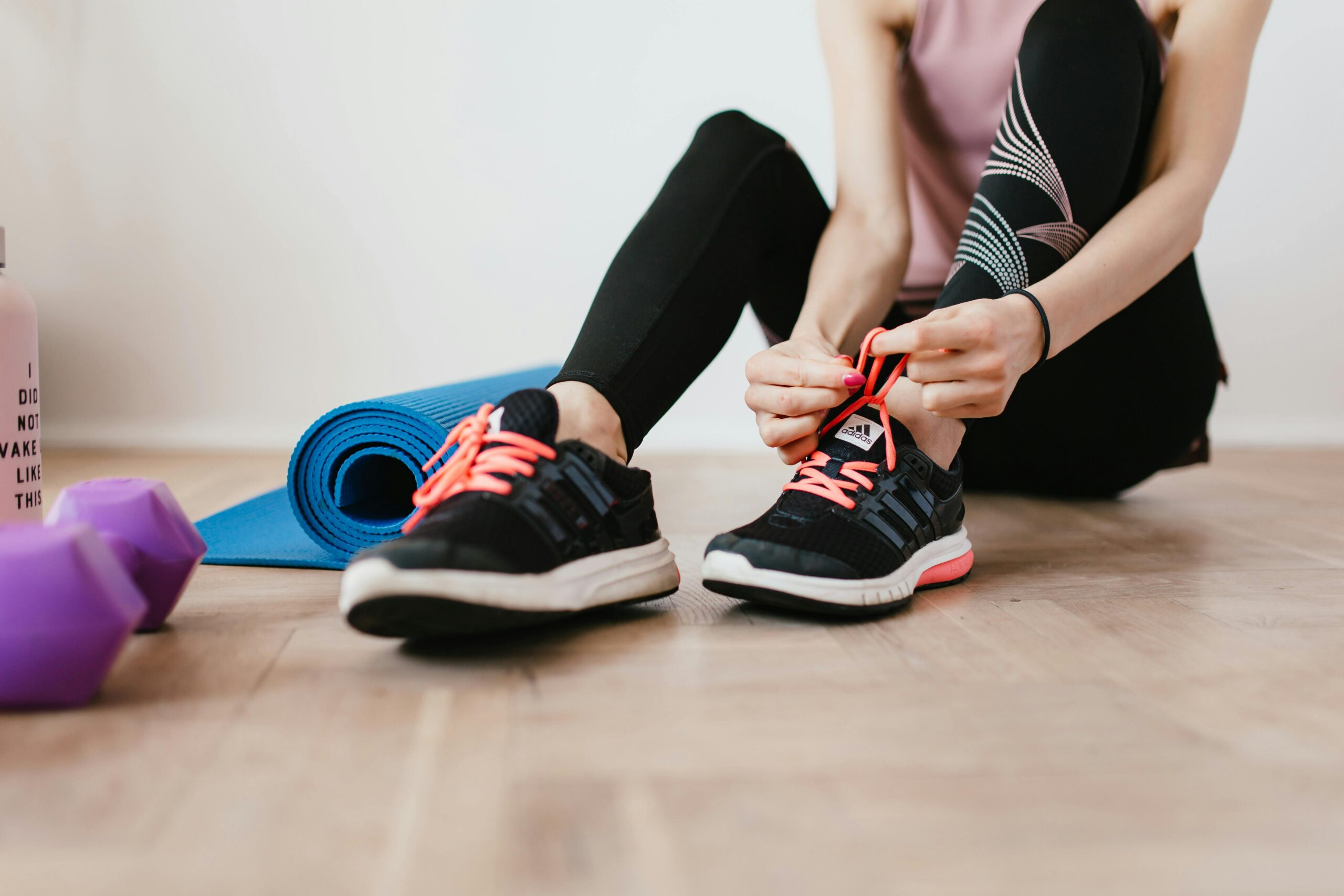 A woman getting ready to work out in clothing from the best activewear brands.